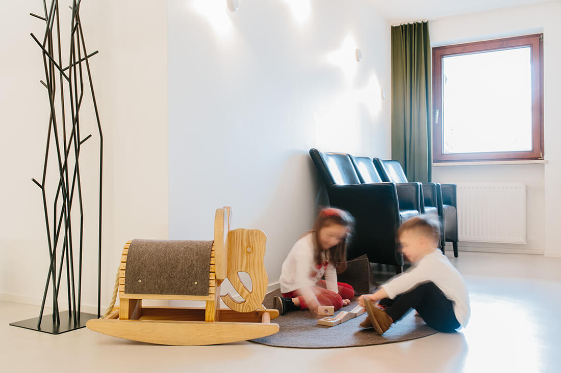 Kinder spielen im Wartezimmer der Praxis - Gemeinschaftspraxis Bittelmeyer und Deister - Zahnarzt München